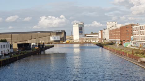 Stiller-Hafen-Am-Nachmittag-Mit-Halbem-Sonnenlicht