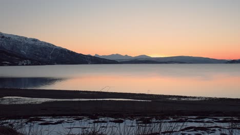 Sanfter-Abendblick-über-Den-Fjord-Auf-Das-Bergpanorama-Mit-Sonnenuntergang