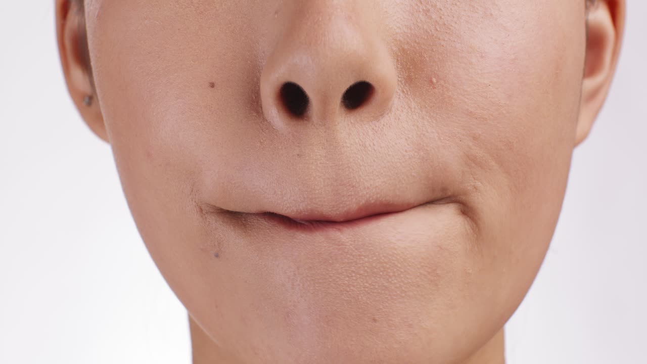 el rostro de la mujer de cerca con la boca abierta