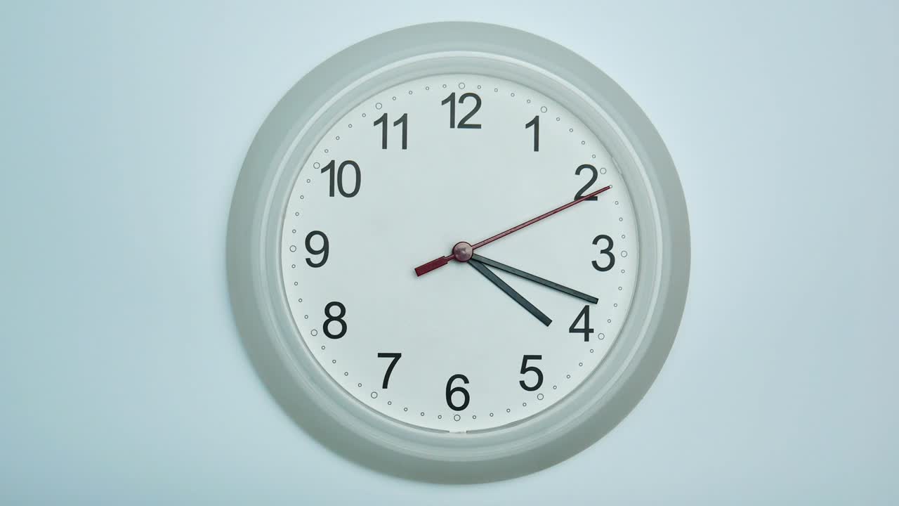 Orologio da parete bianco che segna le 4.