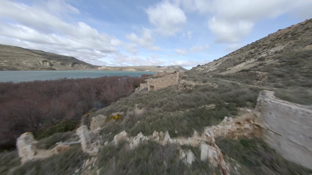 drone fpv de alta velocidad sobre ruinas cerca del lago