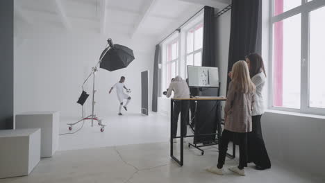 equipo profesional haciendo sesión de fotos deportivas para la publicidad de la compañía deportiva futbolista posando