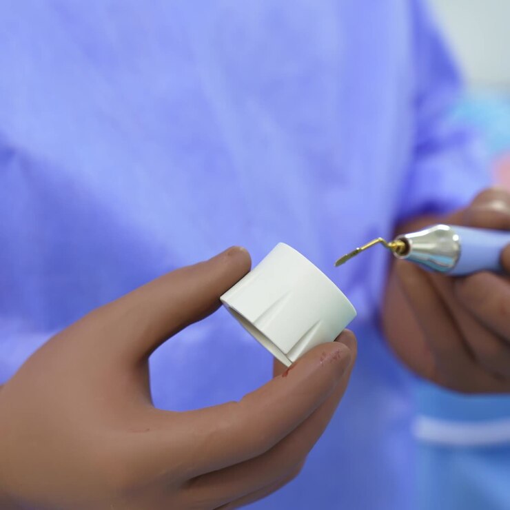 Mani del medico con guanti di gomma che impugnano uno strumento chirurgico. Il professionista prepara gli strumenti necessari per l'intervento chirurgico. Primo piano.