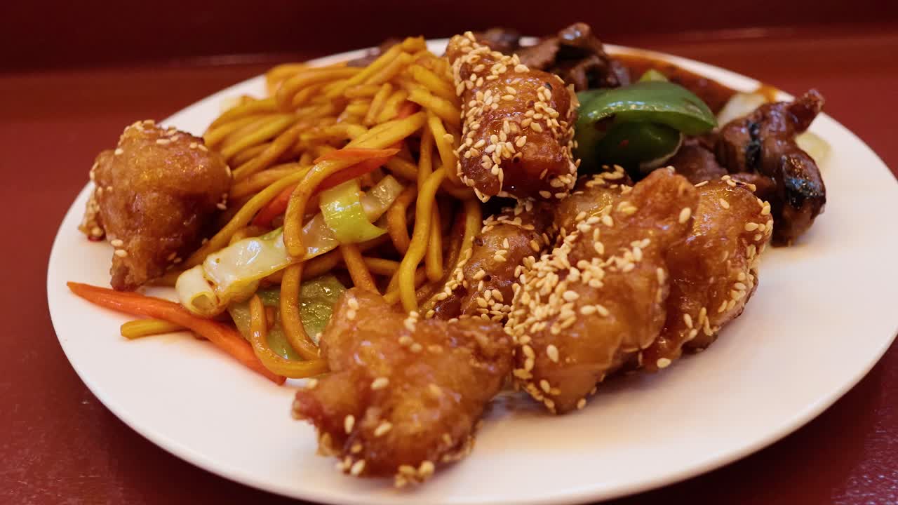 접시에 제공되는 누들과 긴 음식