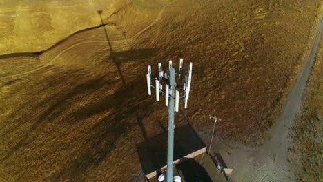 imágenes de drones de 4k bajando la elevación con una cámara panorámica con colinas doradas y cielos azules