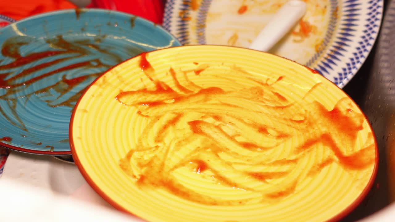 platos sucios en un fregadero