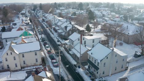 Eine-Nicht-Erkennbare-Person-Geht-An-Einem-Kalten,-Verschneiten-Wintermorgen-Von-Zu-Hause-Aus