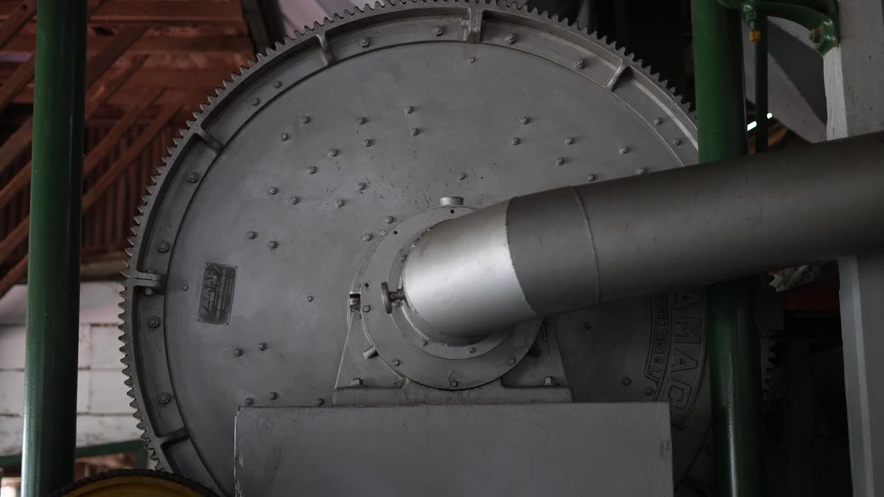 골동품 기계, 오래된 공장, 커피 원두 요리 과정, 거대한 오븐