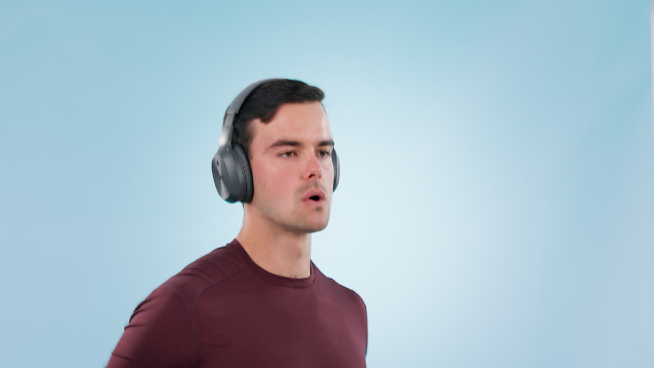 hombre, correr y auriculares con fitness