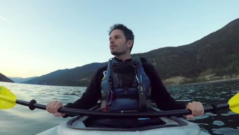 hombre remando un bote en el río 4k