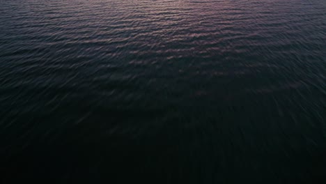 Sobrevuelo-Rápido-De-Drones-Del-Agua-Del-Océano-Al-Atardecer