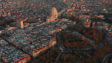 Luftpanoramaaufnahmen-Der-Stadt-Bei-Sonnenuntergang.-Gebäude,-Die-Von-Den-Letzten-Sonnenstrahlen-Des-Tages-Beleuchtet-Werden.