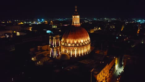 Cerca-De-Una-Amplia-Toma-Aérea-Nocturna-De-La-Cúpula-De-La-Basílica-De-Nuestra-Señora-Del-Monte-Carmelo,-La-Valeta,-Malta