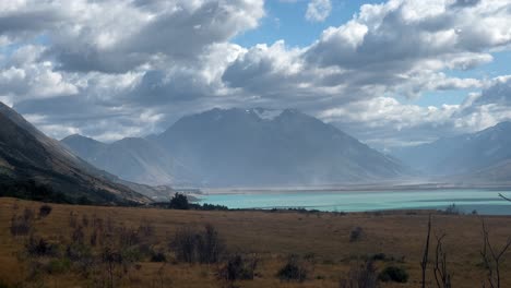 impresionantes montañas cerca del lago ohau, nueva zelanda, con vistas panorámicas de los alpes del sur, terreno accidentado y aguas cristalinas.