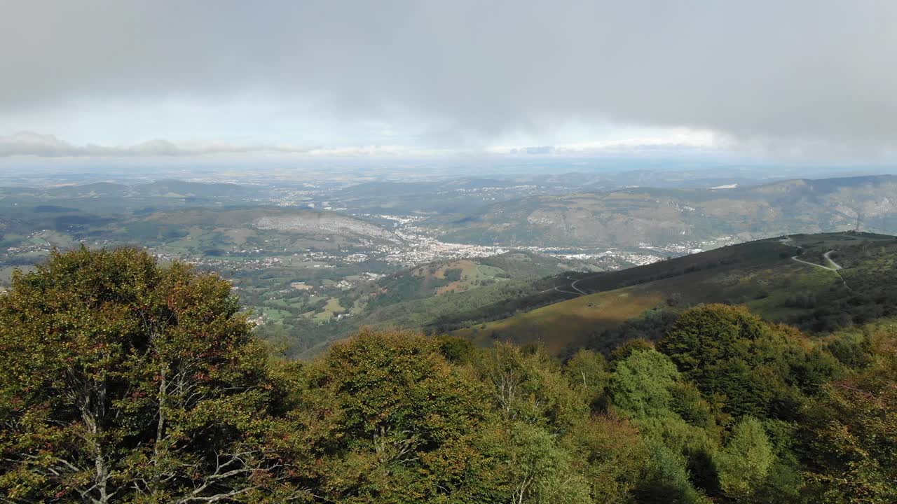 배경에 계곡이 있는 prat d'albis 상공을 비행하는 드론, 프랑스의 피레네 산맥