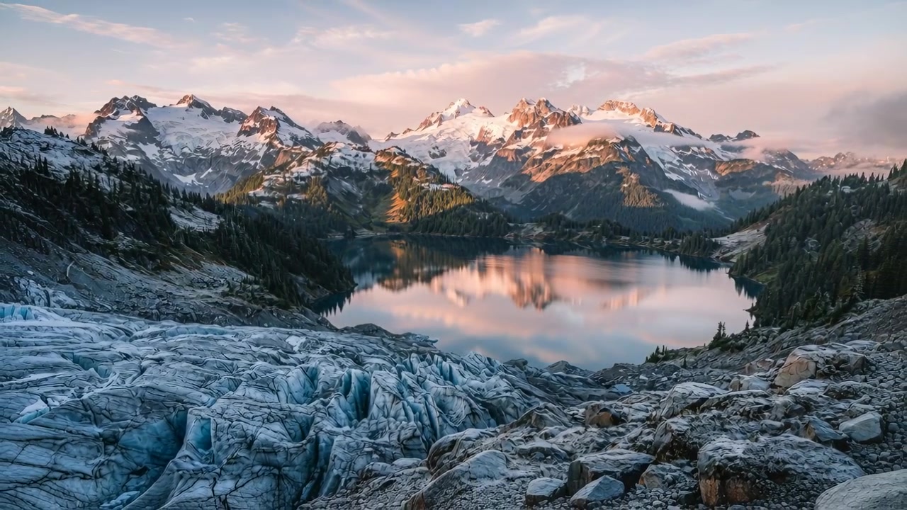 Dipinto di un sole nascente che riscalda le cime innevate di un lago alpino, illuminando i riflessi e il ghiaccio glaciale.