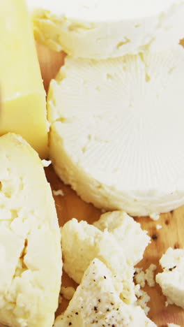 queso en rebanadas con hierbas y cuchillo