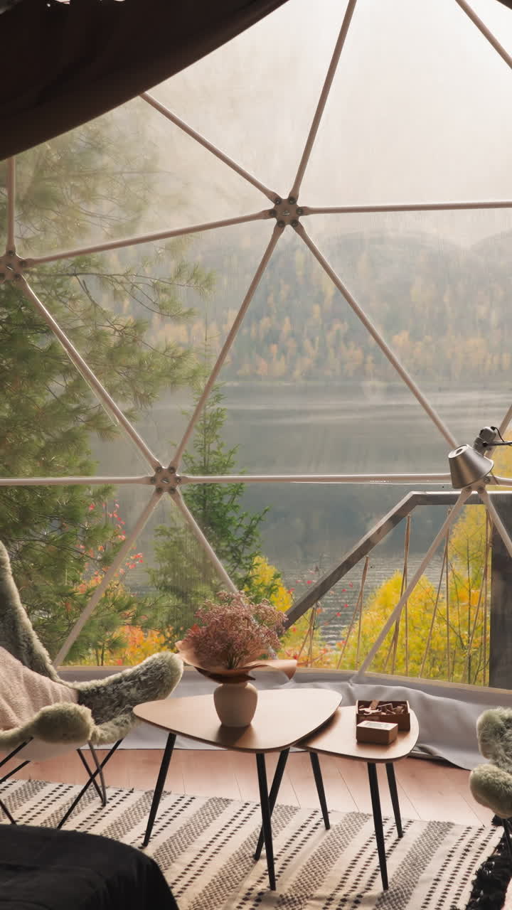 화려한 유리 테라스에서 식당, 파노라마 창문과 함께 현대적인 호텔 방을 임대하여 안개가 많은 가을 아침에 호수 전망을 즐길 수 있습니다.