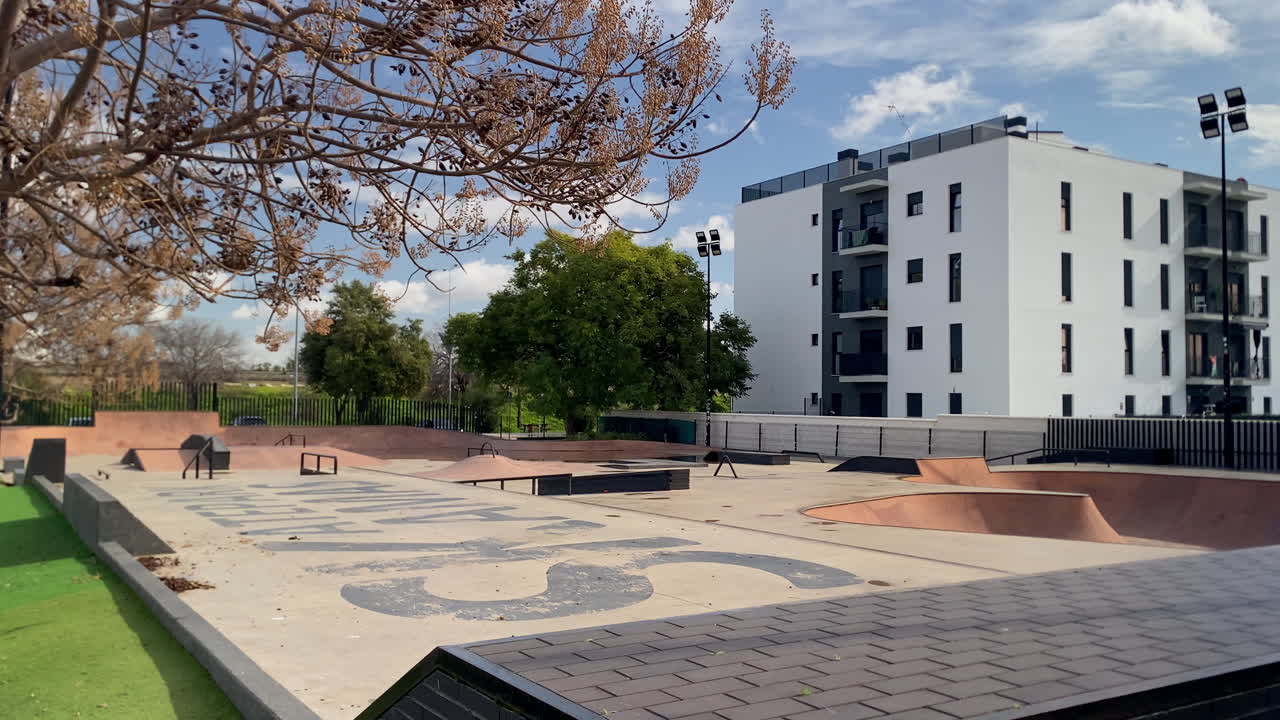 Skatepark moderno en Camas, Sevilla, que ofrece una instalación al aire libre para deportes extremos con varias rampas y barandillas de hormigón.