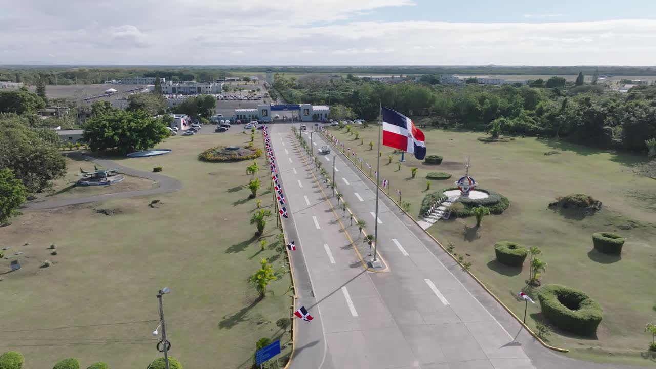 샌 이시드로 의 군사 공군 기지 입구 에 도미니카 공화국 의  ⁇ 발 을 흔들고 있다