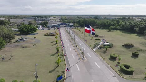 entrada a la base aérea militar en san isidro, ondeando la bandera de la república dominicana