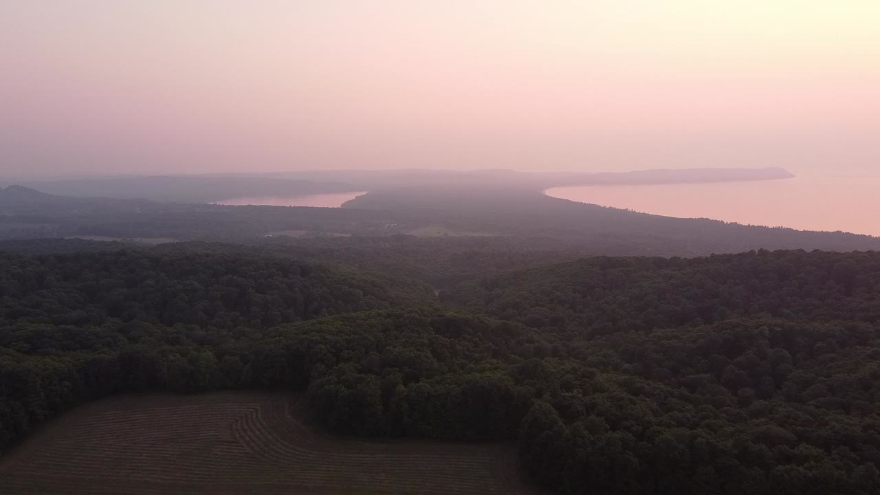 bosques de matorral en dunas de osos durmientes a orillas del lago nacional en el punto de la pirámide en el condado de leelanau, michigan