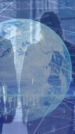 animación de procesamiento de datos financieros y globo sobre dos hombres de negocios caucásicos caminando