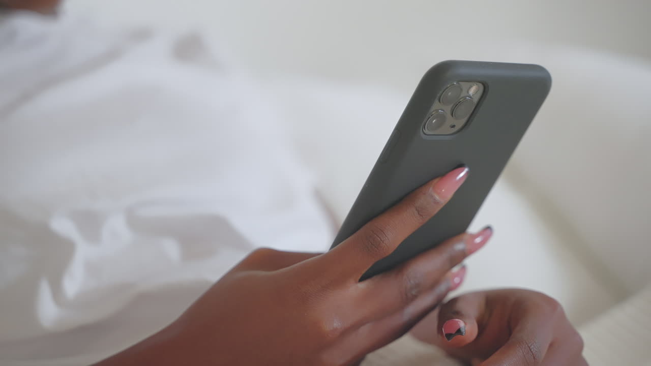 mujer usando un teléfono inteligente