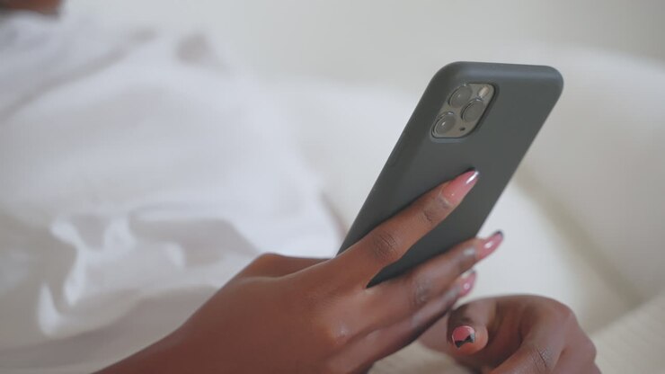 Donna che usa uno smartphone