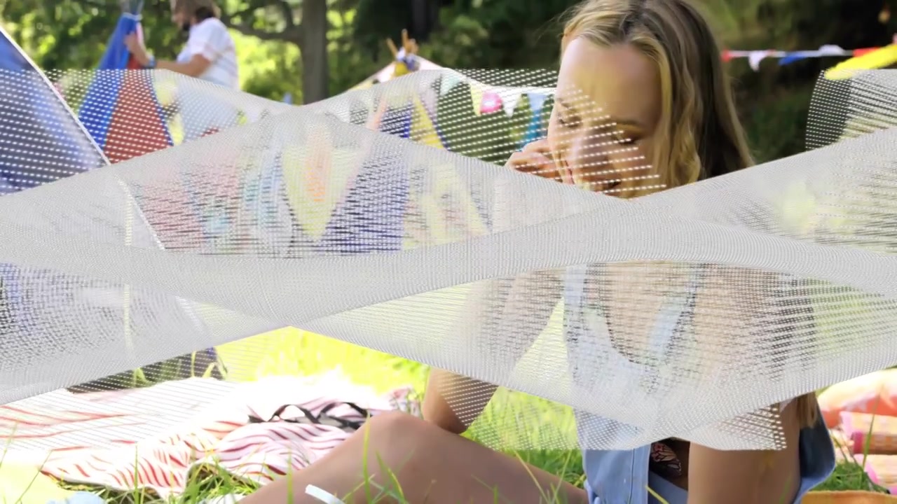 Ved en picnic slapper folk af med farverige dekorationer og stofpynt udendørs.
