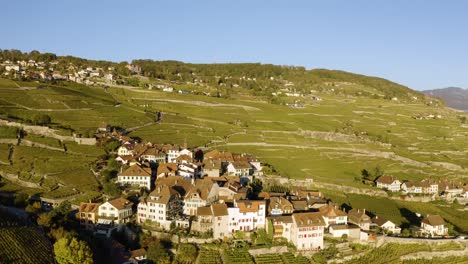 Teilweiser-Überflug-Eines-Typischen-Dorfes-Im-Weinberg-Lavaux,-Abendlicht-Und-Herbstfarben-In-Der-Schweiz
