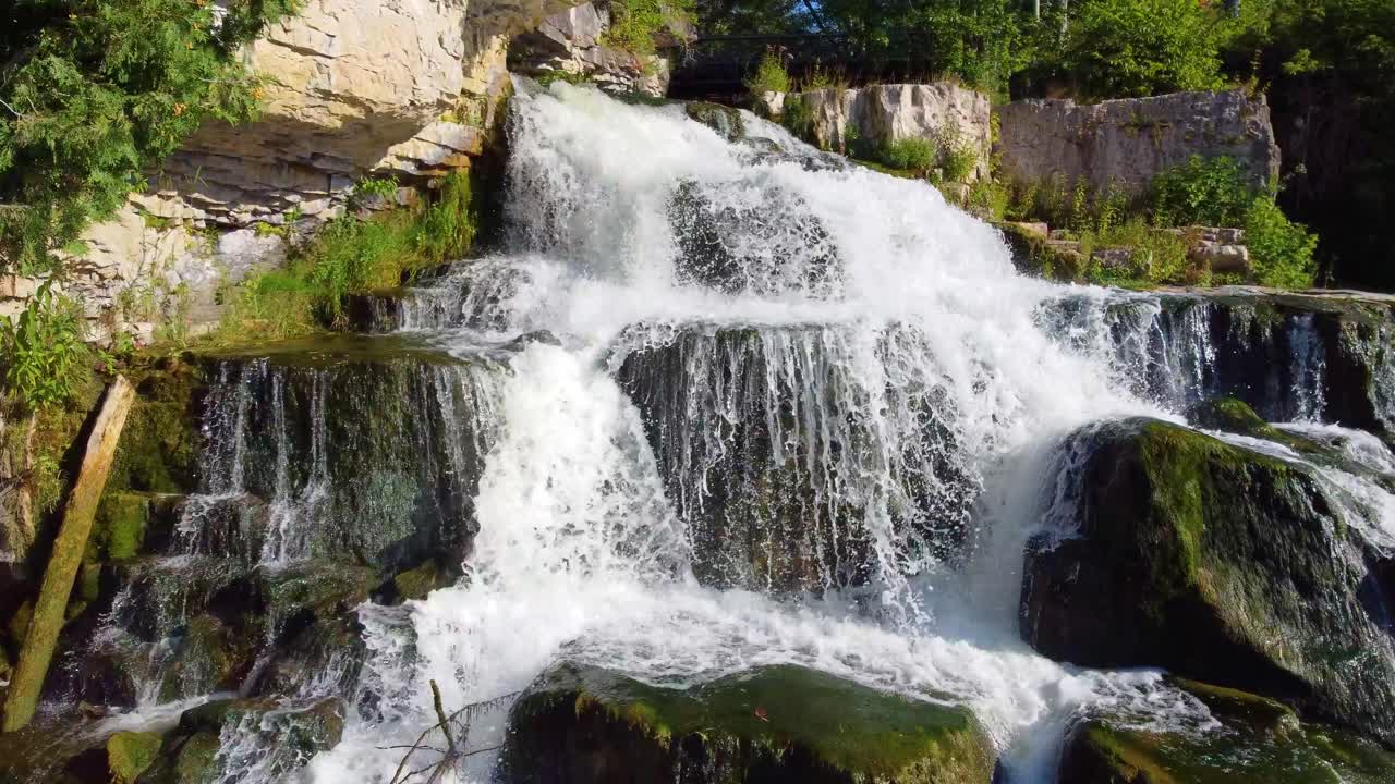 vista de drones de la cascada cerca de la bahía de georgia, ontario, canadá