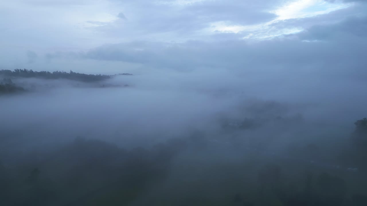 fotografía de dron centrada en la niebla y las nubes que se formaron sobre el lago windermere, el lago más grande de inglaterra ubicado en el condado de cumbria en gran bretaña.