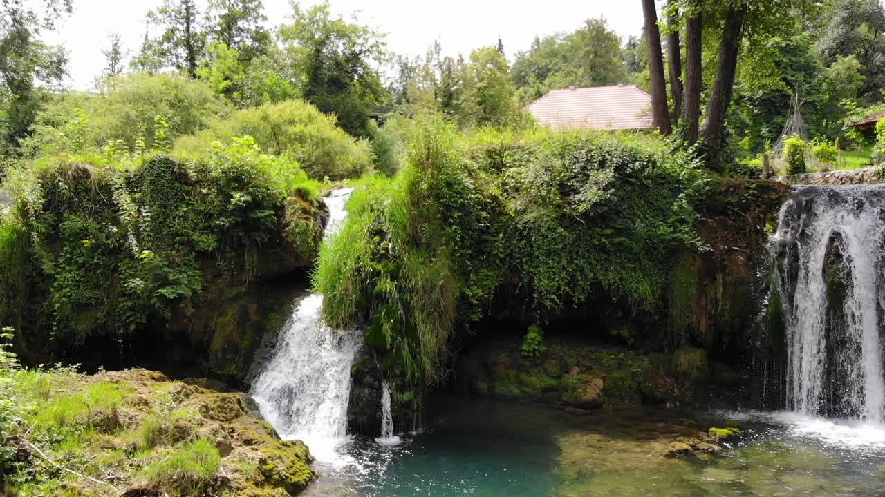 toma aérea de drones de la naturaleza y cascadas en rastoke, cerca de la ciudad de slunj, croacia