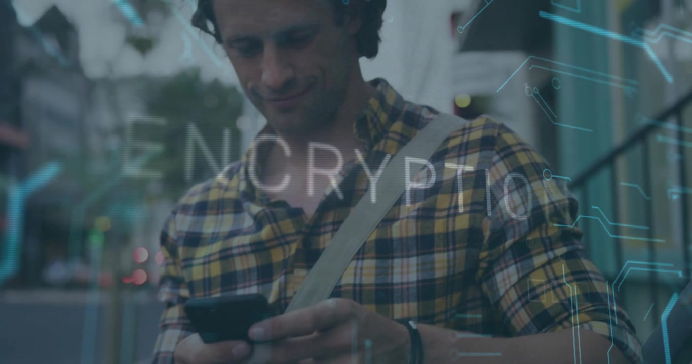 Homem levantando o smartphone digitando mensagem criptografada para chat seguro na rua enquanto gráfico se anima