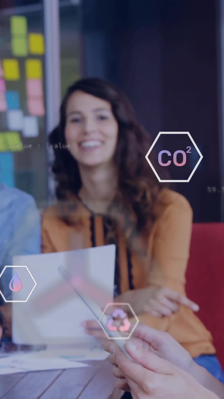 Animazione di icone ecologiche ed elaborazione dati su diversi professionisti in ufficio