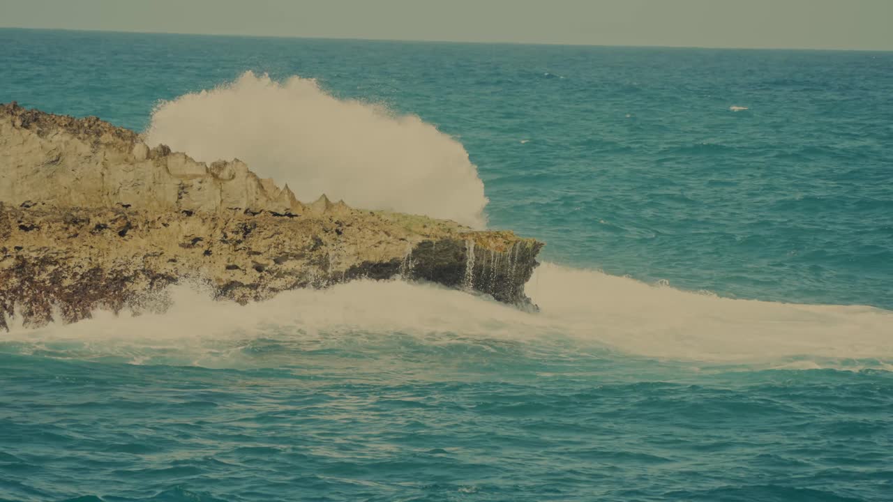 las feroz olas del océano golpean contra las rocas en la costa rocosa de honolulu hawai oahu
