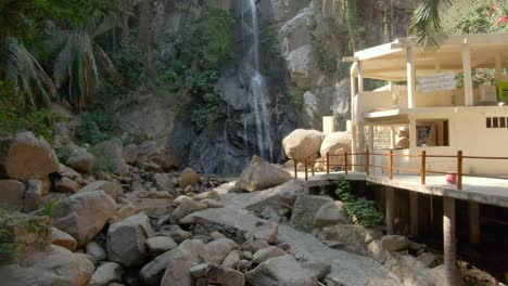 pabellón de la casa con impresionantes paisajes naturales en la selva tropical