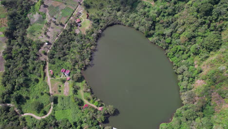 San-carlos-lake-surrounded-by-lush-greenery-and-farmland-on-a-sunny-day,-aerial-view