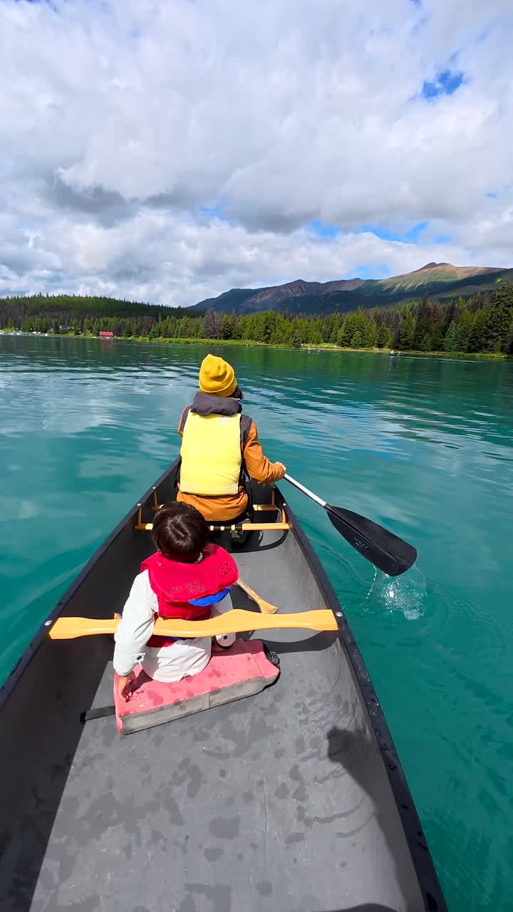 Gita in canoa in famiglia su un bellissimo lago di montagna