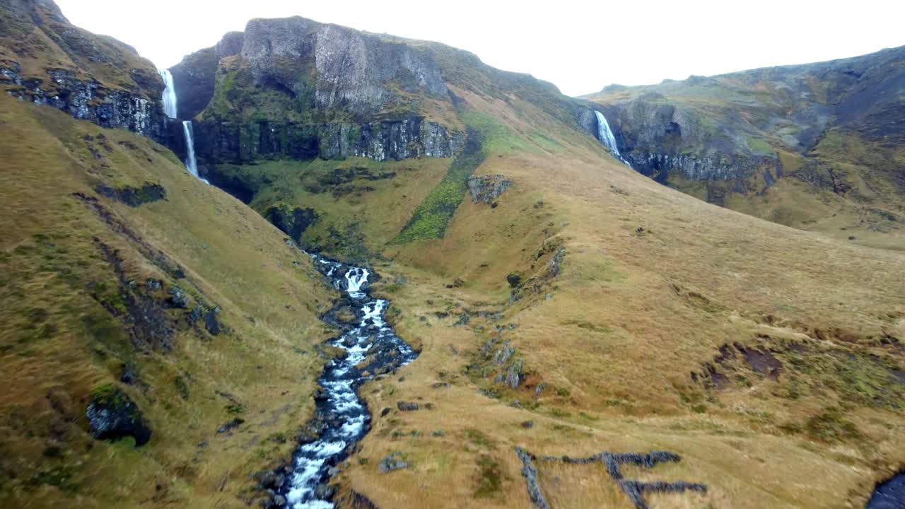 drone volando sobre un hermoso río de montaña azul que fluye a través de las montañas