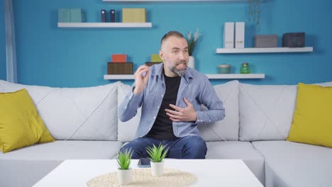 un hombre frustrado que tiene un ataque al corazón.