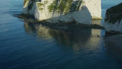 4K-Panorama-Landschaftsschwenkaufnahme-Der-Klippen-Von-Old-Harry-Rocks-An-Einem-Sonnigen-Tag