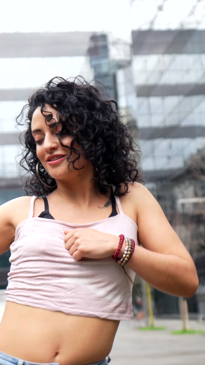 mujer bailando en un entorno urbano