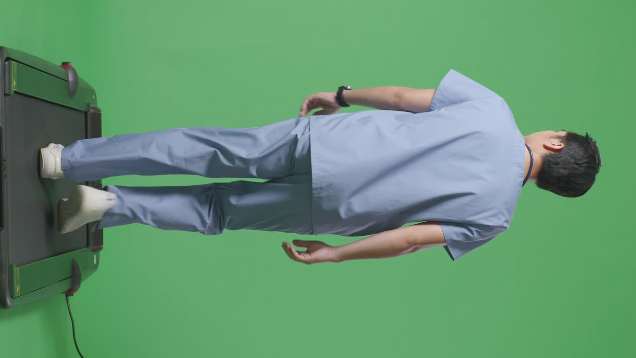 트레드밀을 고 있는 의사