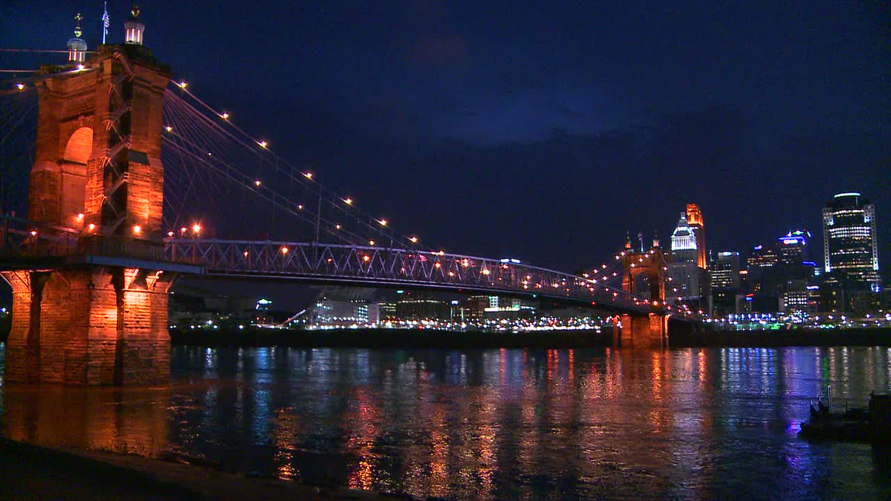 신시내티 오하이오 배경 2의 도시와 함께 오하이오 강에서 빛이 반사됩니다.