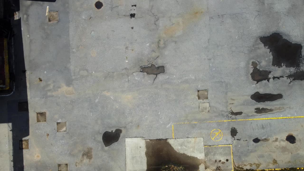 드론의 카메라 젠은 공장 바닥의 광활한 공간을 고 촬영되었습니다.