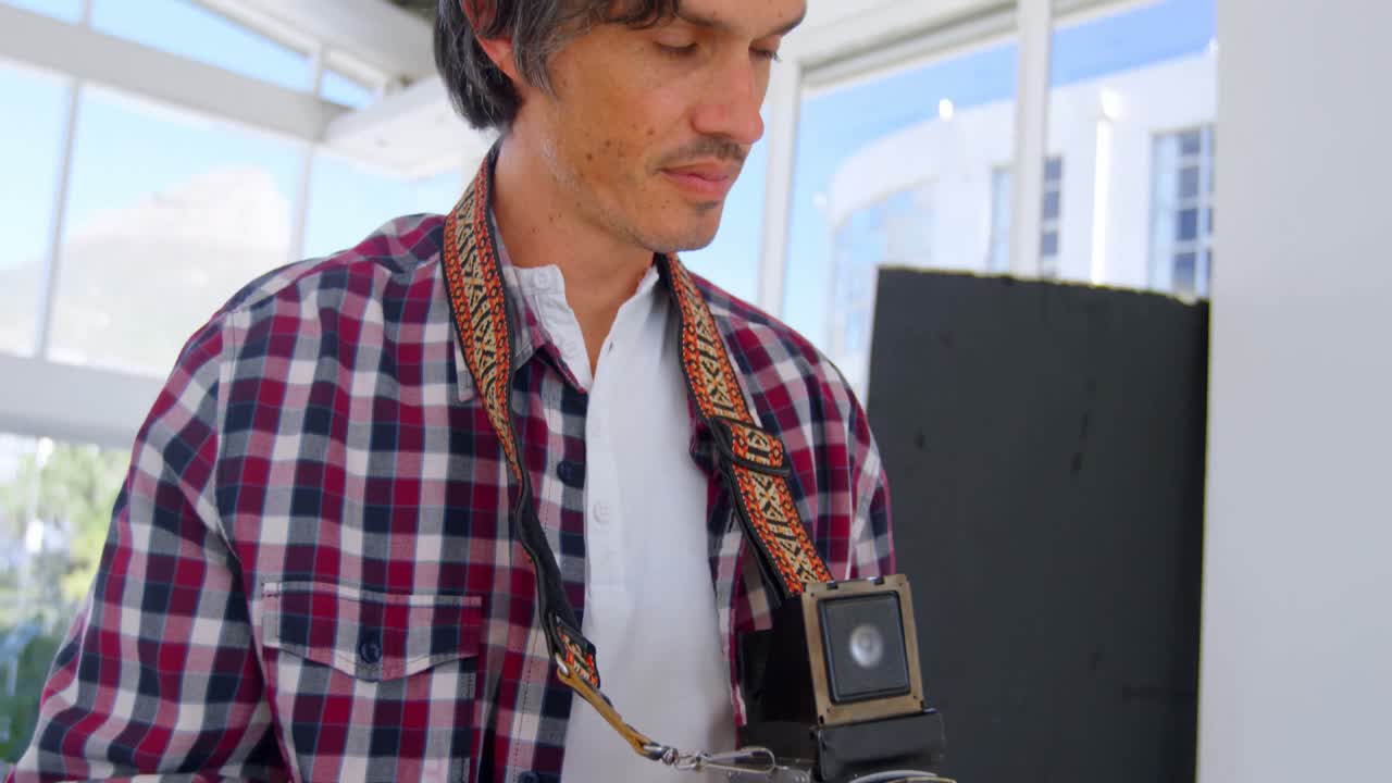 남성 사진작가와 모델이 사진 4k를 논의하고 있습니다.