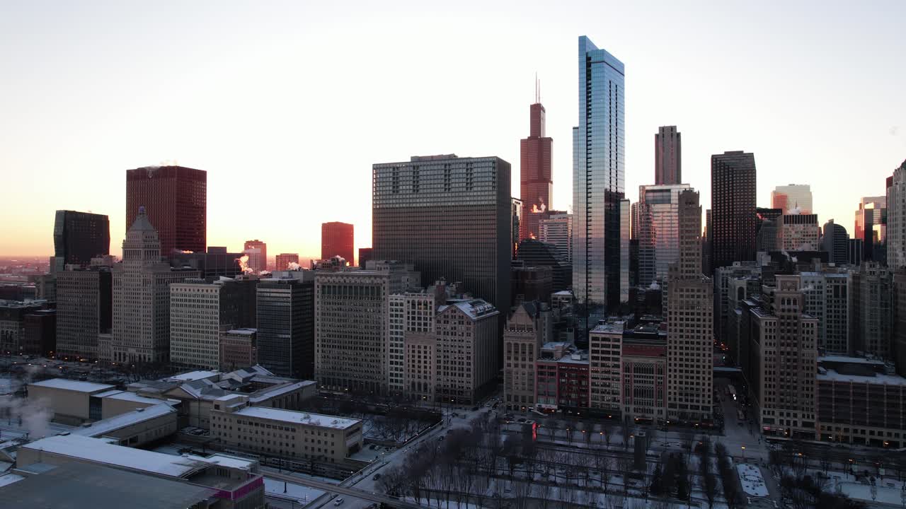 antena ascendente de edificios para fumadores, arquitectura de chicago en invierno al atardecer