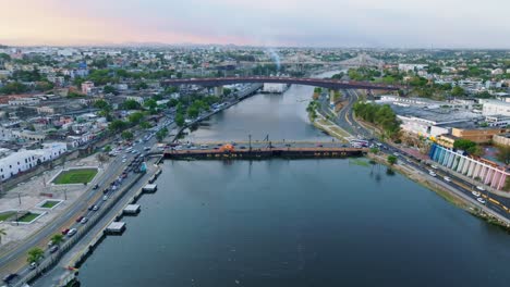 Vista-Aérea-De-La-Avenida-Del-Puerto,-República-Dominicana